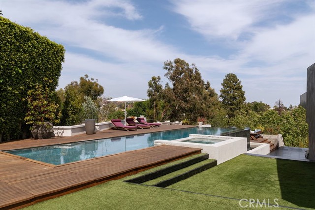 314 N Barrington AVE