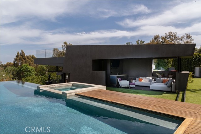 314 N Barrington AVE