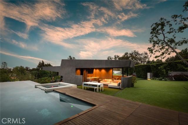 314 N Barrington AVE