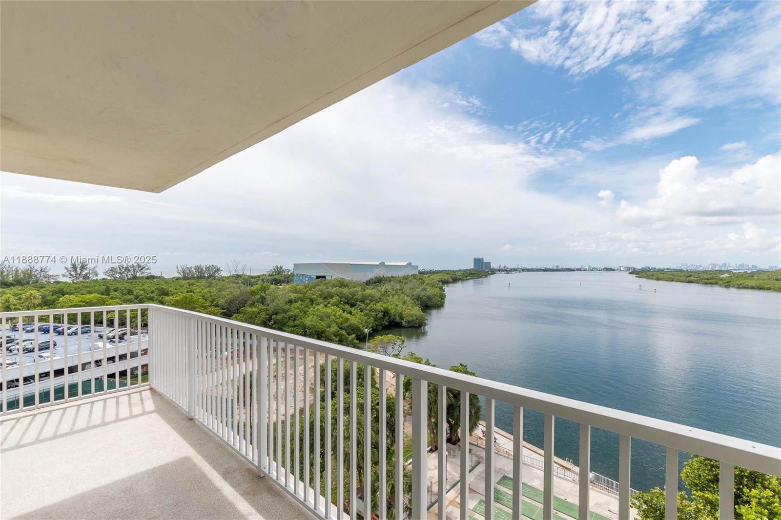 300 Bayview Dr # 716