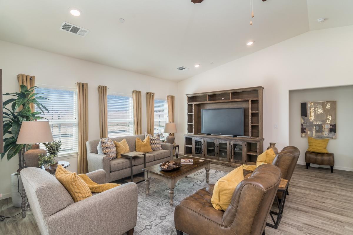 1108 E Kern