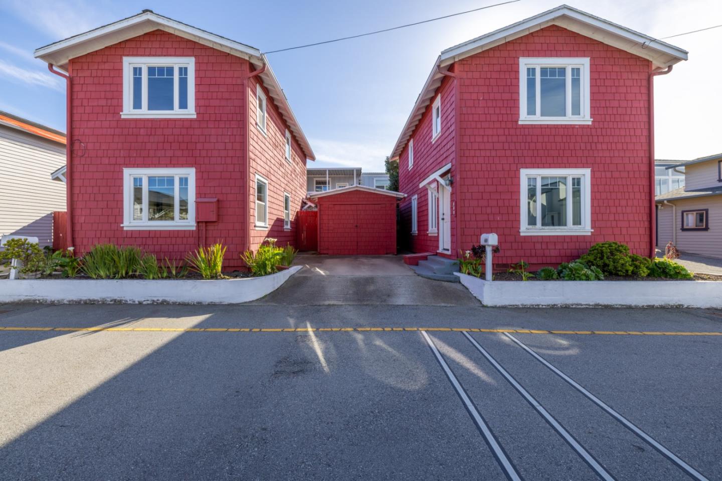 687 & 689 Mermaid AVE