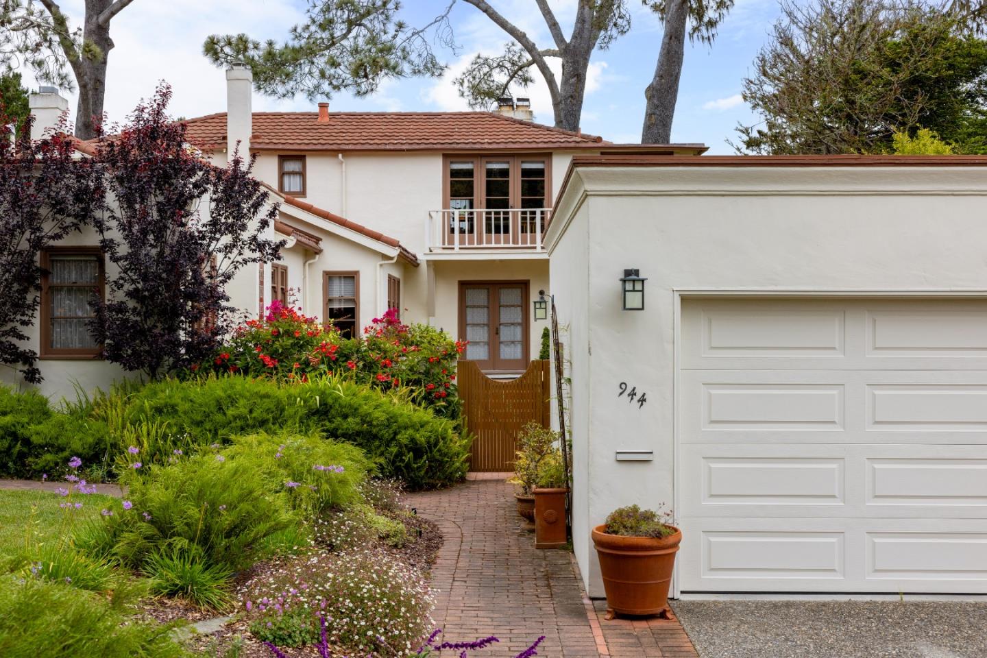 944 Bayview AVE