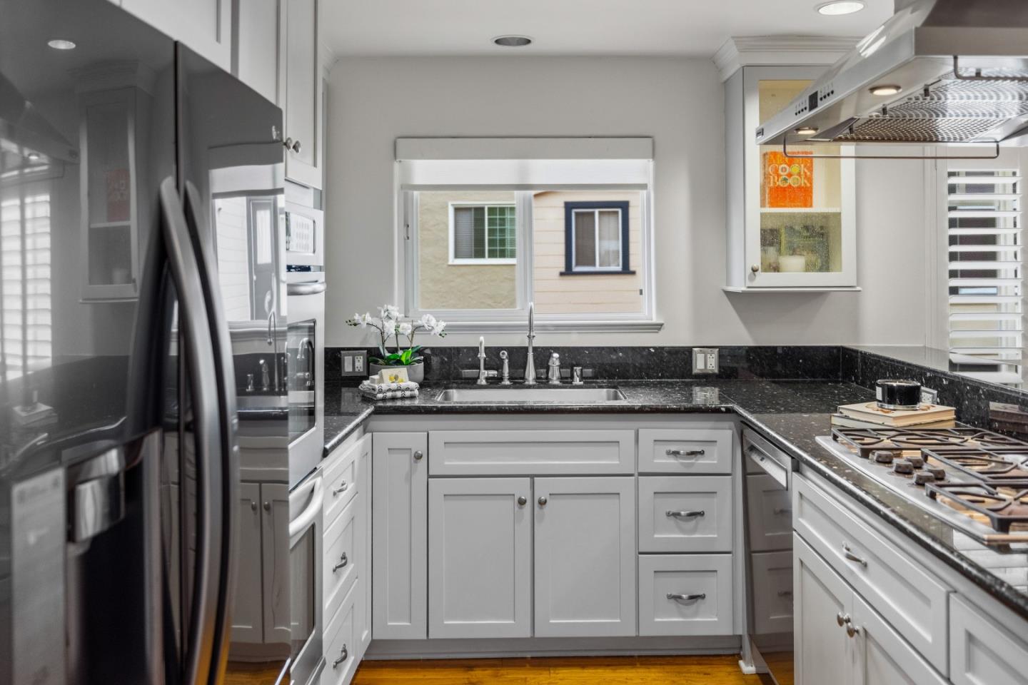 537 Larkin ST