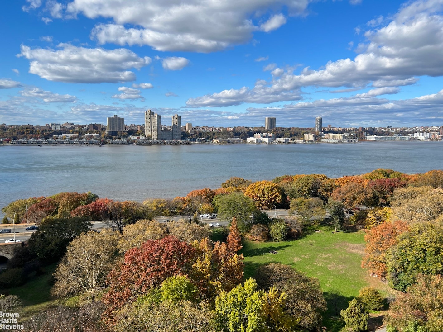 11 RIVERSIDE Drive 15LW