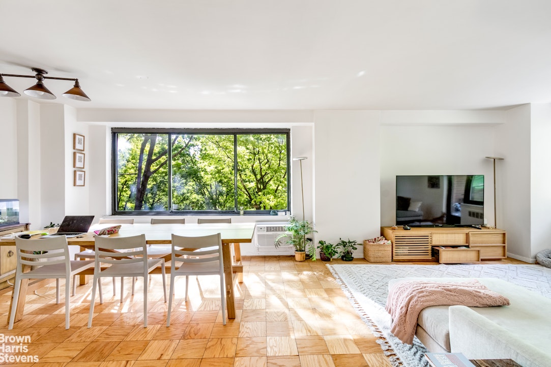 382 CENTRAL Park W 4D