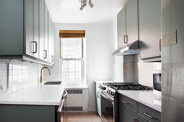 25 MINETTA Lane 4D