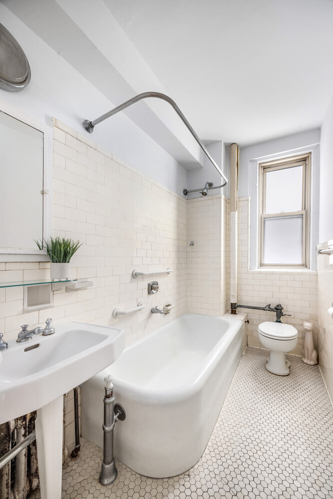 390 RIVERSIDE Drive 4D