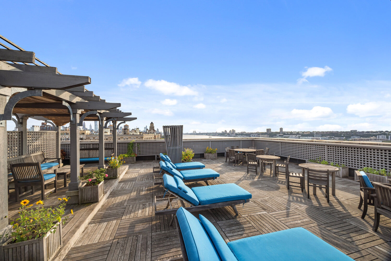 390 RIVERSIDE Drive 4D