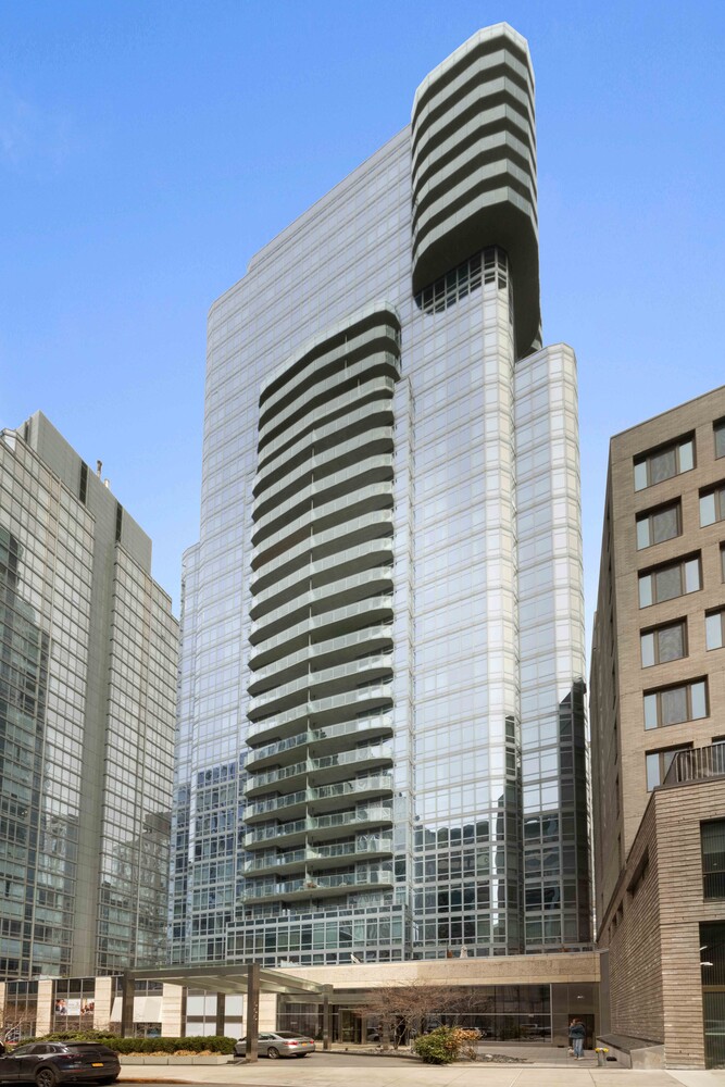 555 W 59TH Street 32B