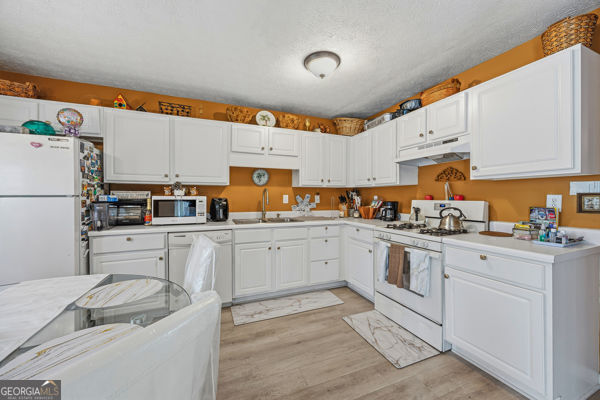 1835 Barrington Overlook NW