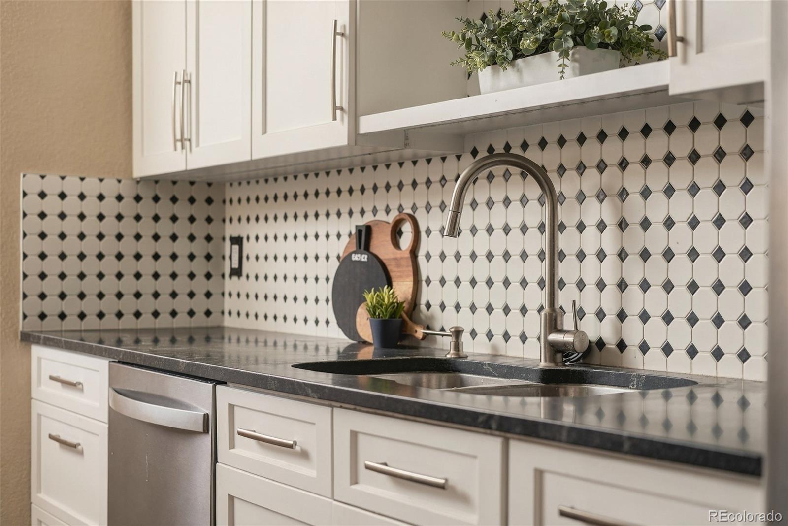 190 Roslyn Street Unit: 1308