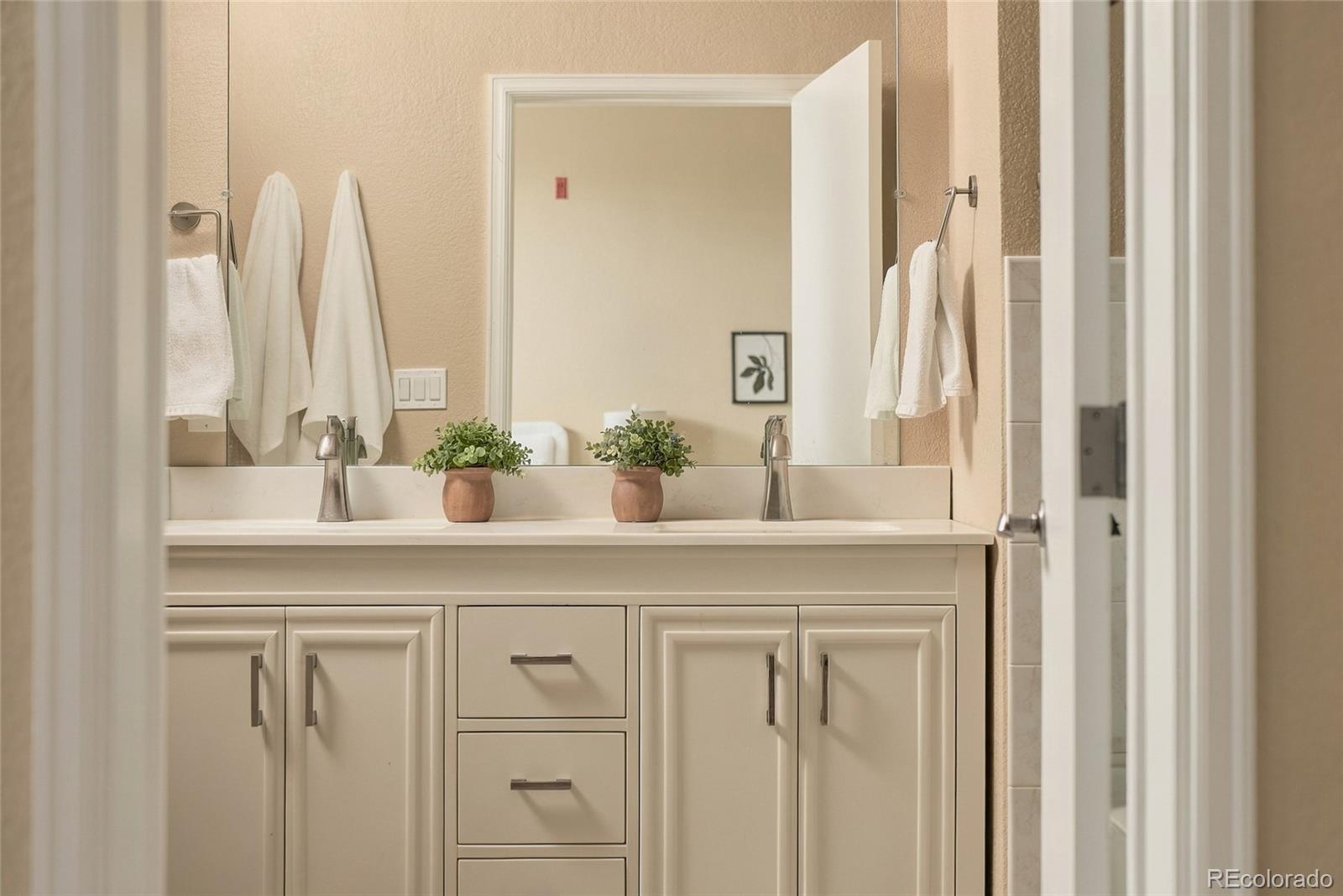190 Roslyn Street Unit: 1308