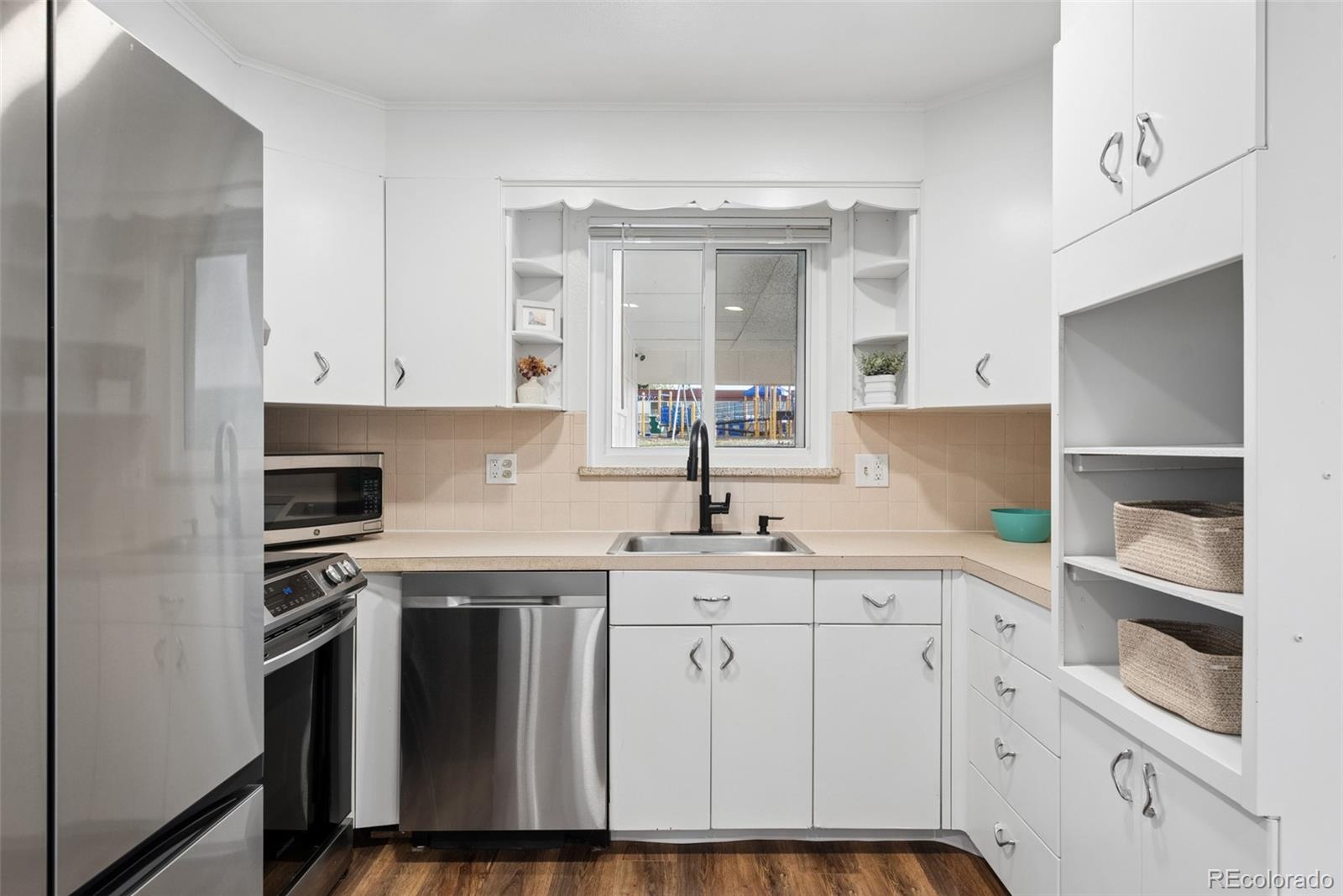 3148 E Maplewood Avenue