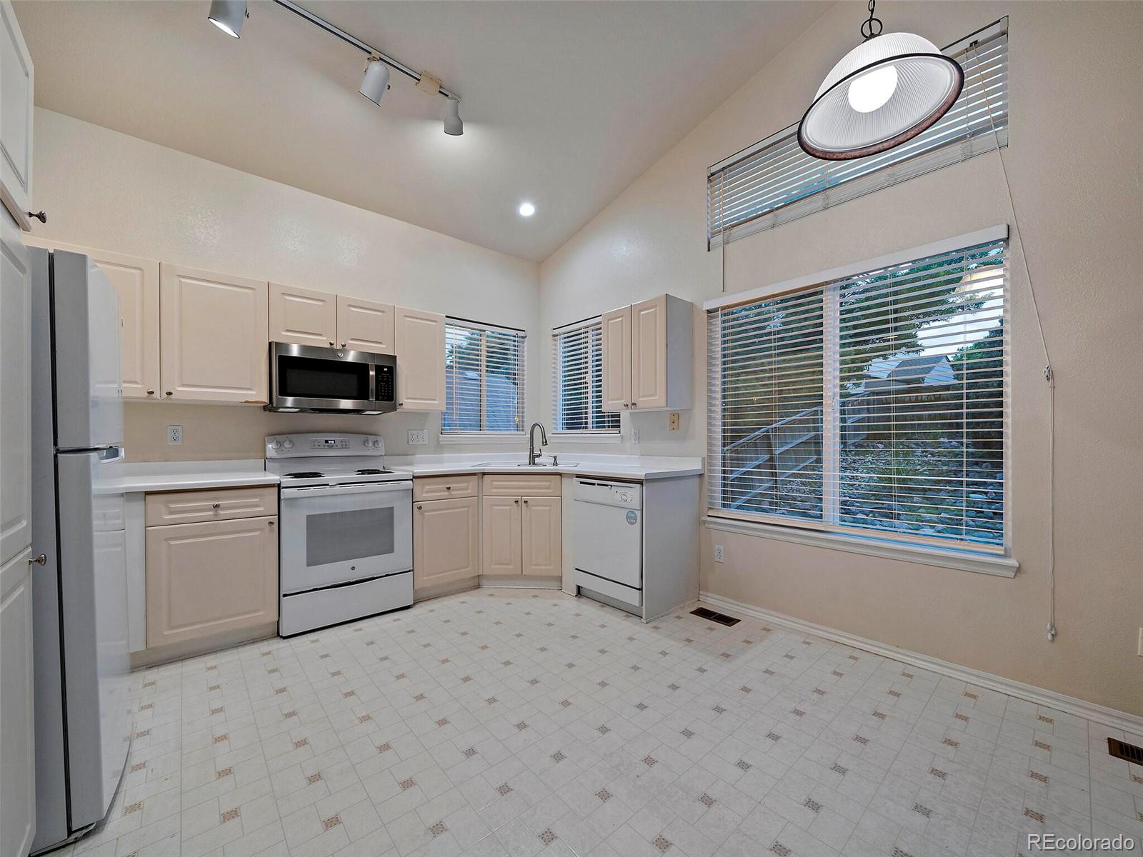 9671 Queenscliffe Drive