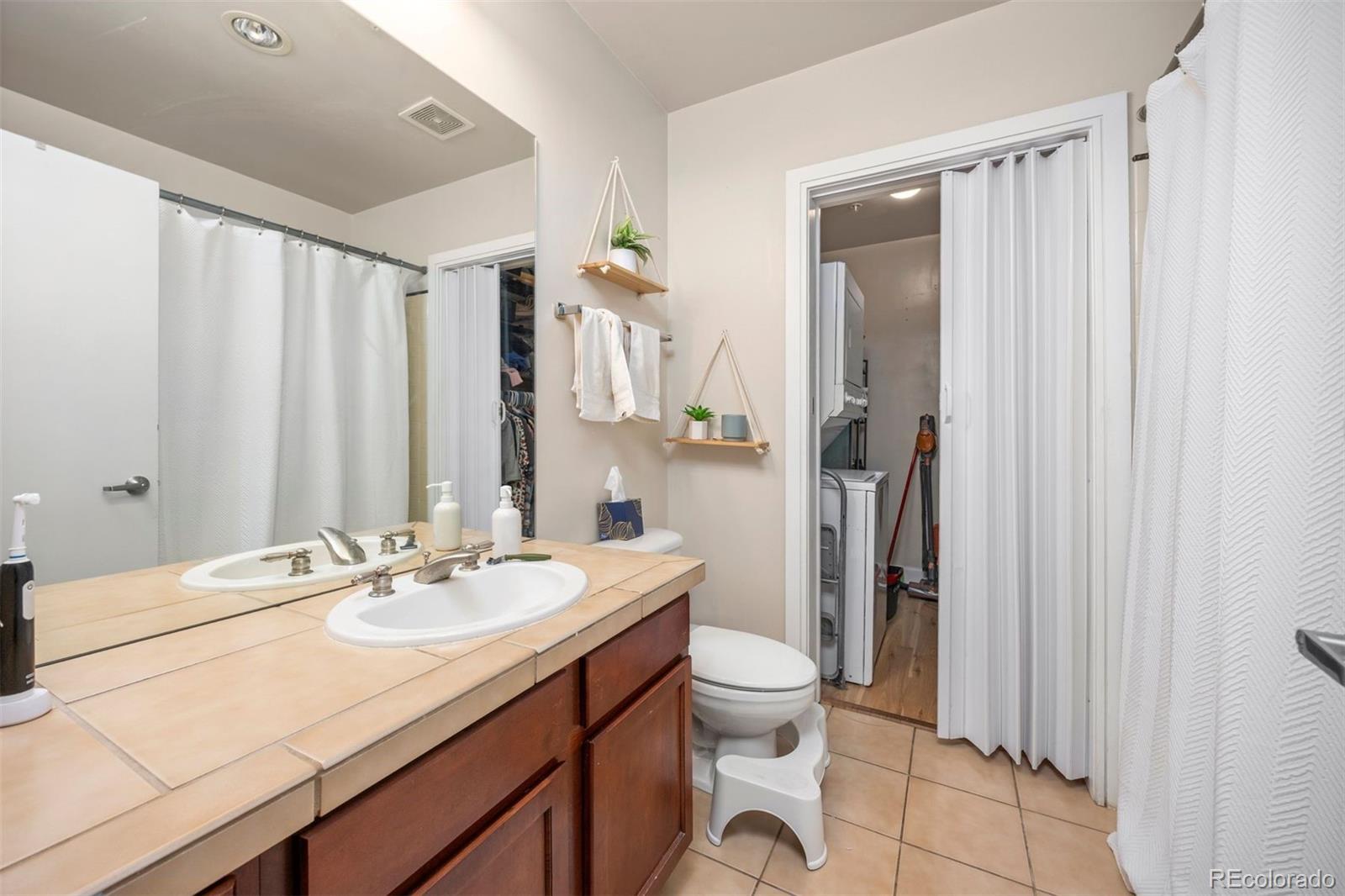2441 N Broadway Unit: 202
