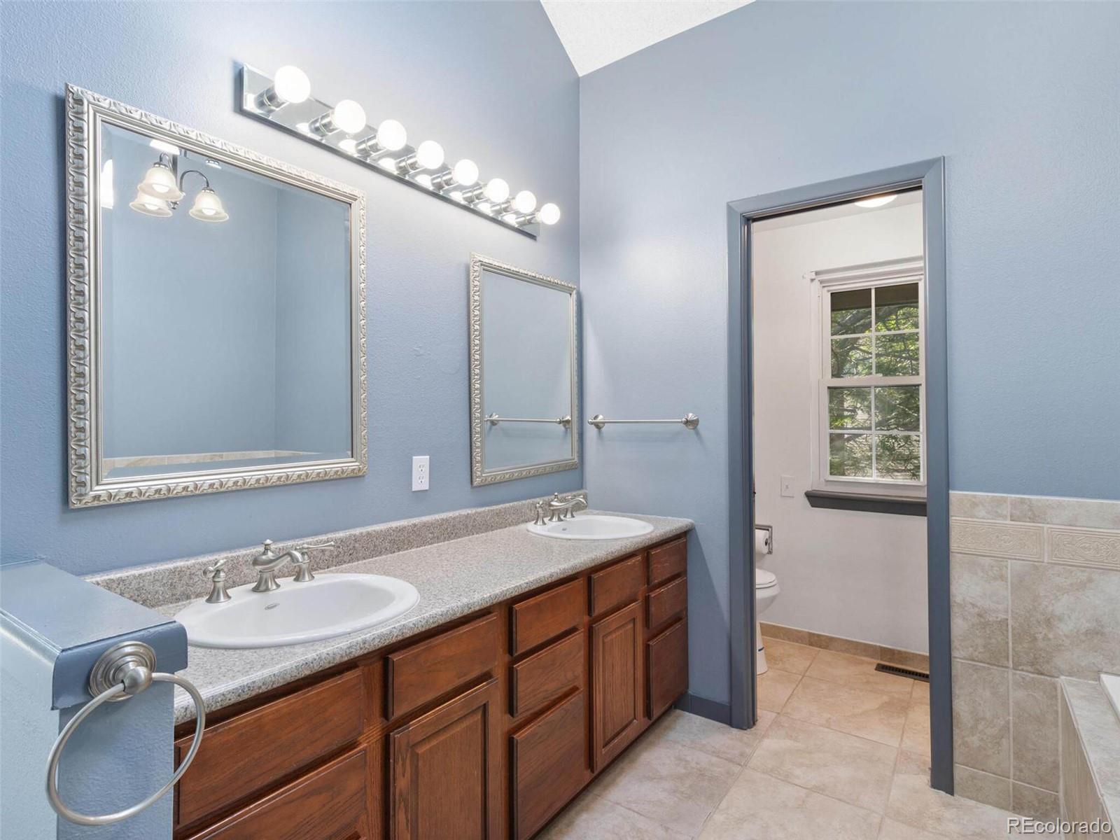 10317 King Court