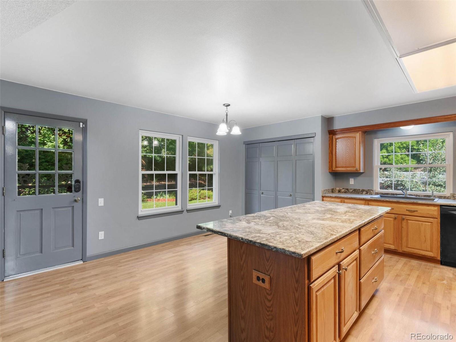 10317 King Court
