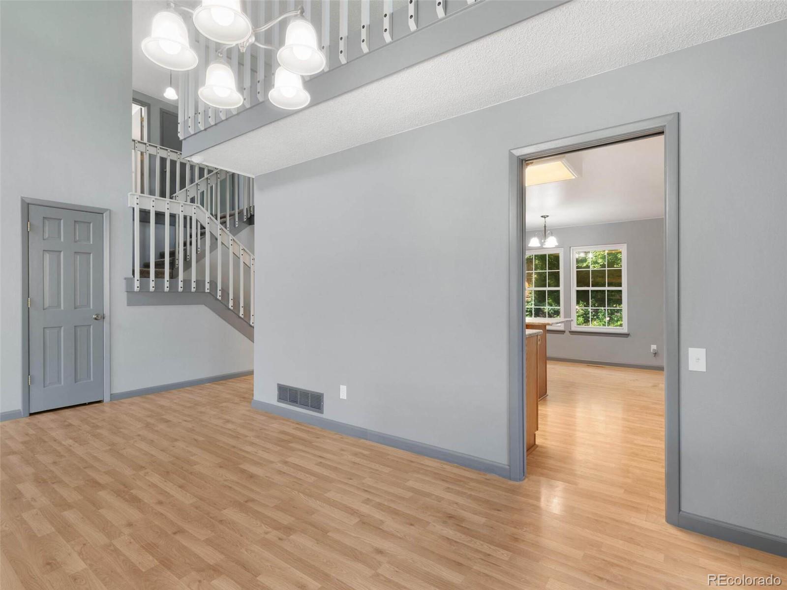 10317 King Court