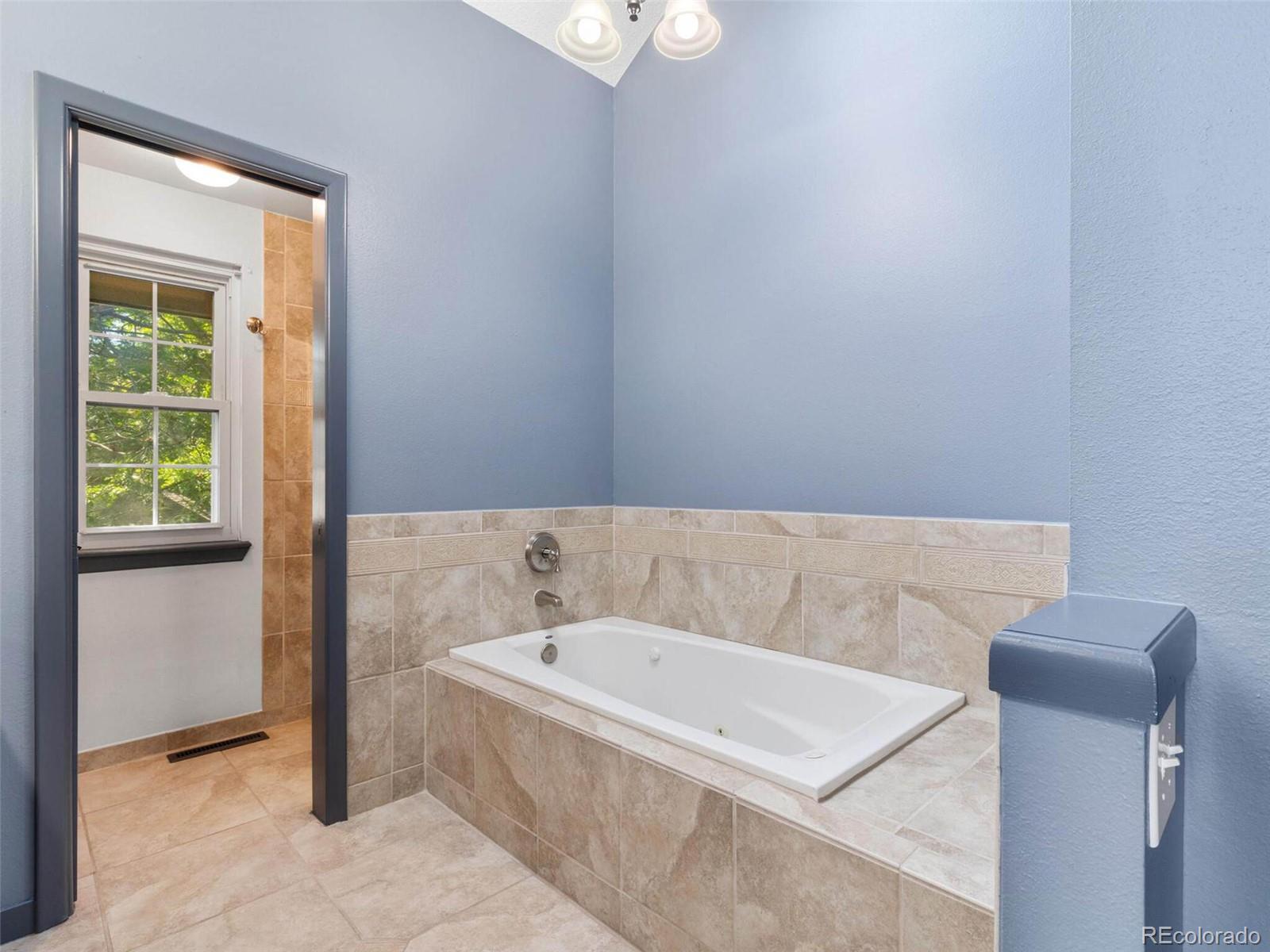 10317 King Court