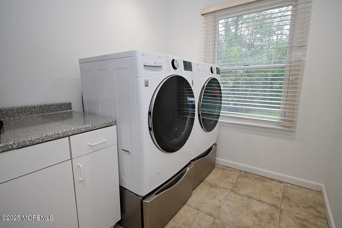 323 Freehold Englishtown Road