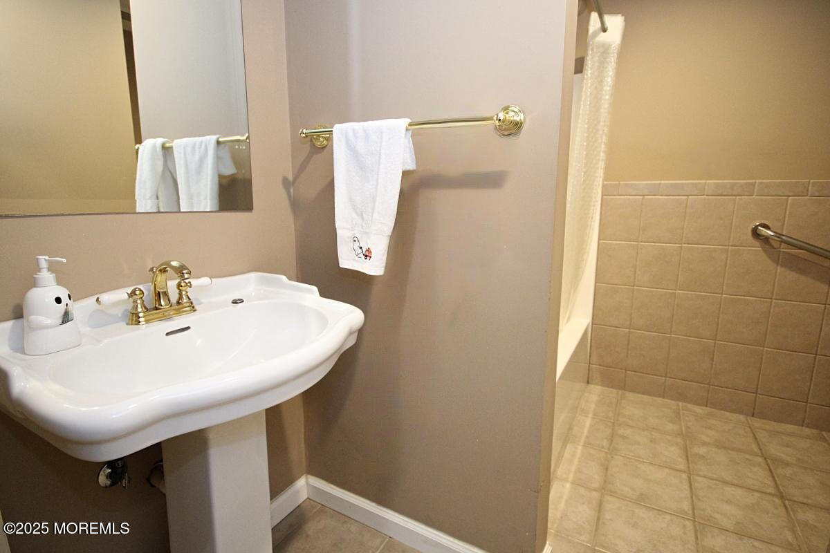 323 Freehold Englishtown Road