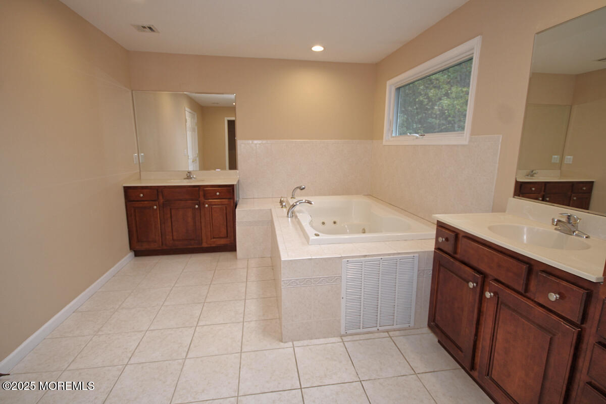 323 Freehold Englishtown Road