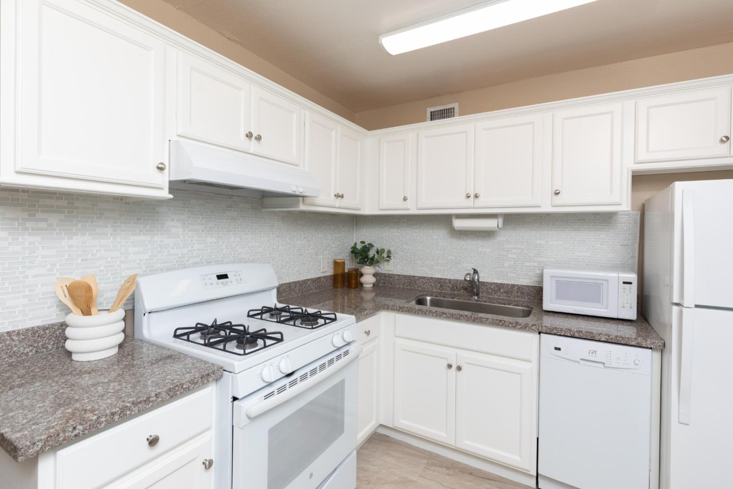 500 Glenwood Circle 122