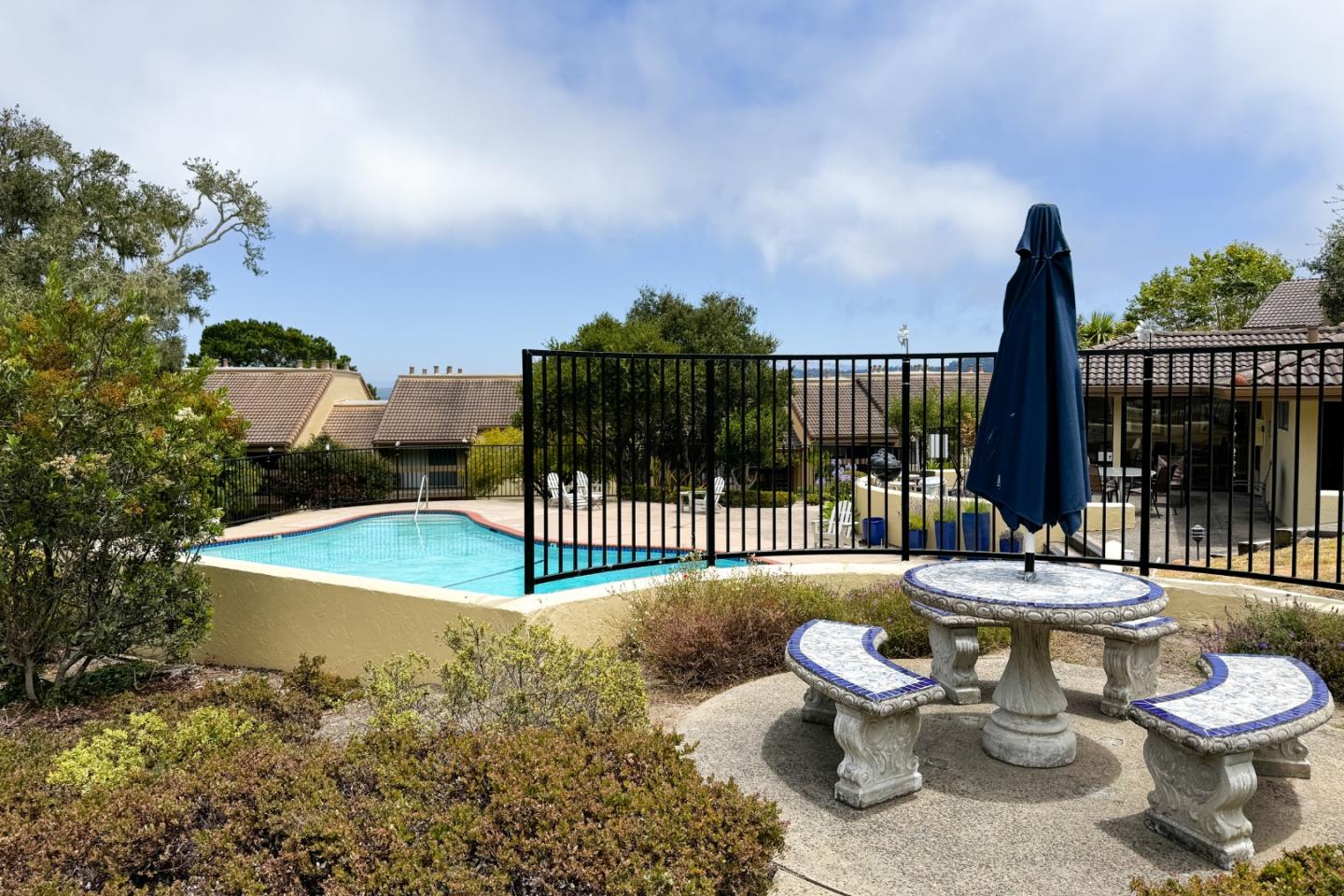 2301 Golden Oaks LN