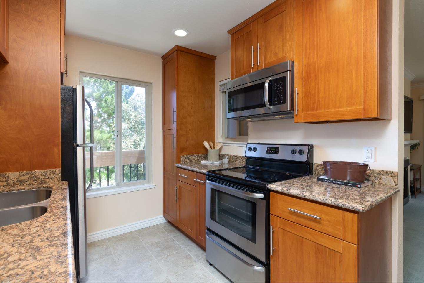 2301 Golden Oaks LN