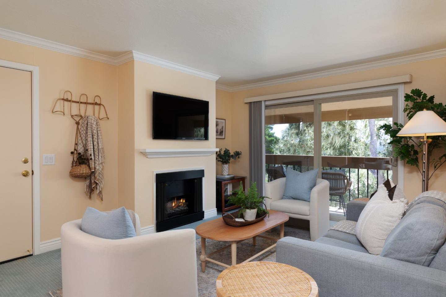 2301 Golden Oaks LN