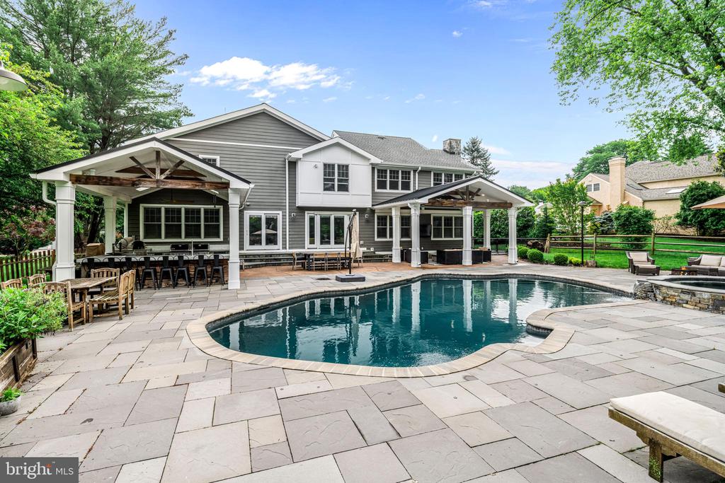864 MONTEITH DRIVE