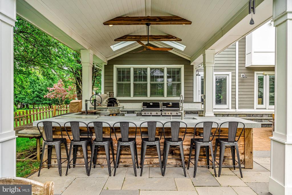 864 MONTEITH DRIVE