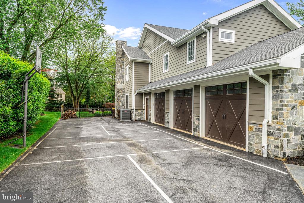 864 MONTEITH DRIVE