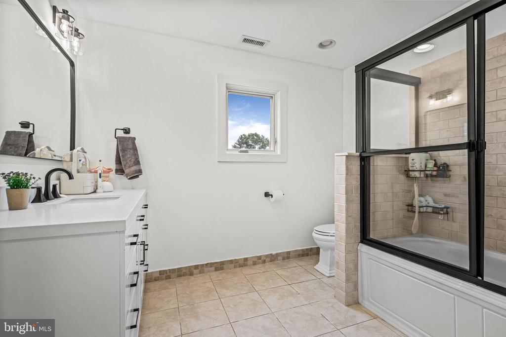 864 MONTEITH DRIVE
