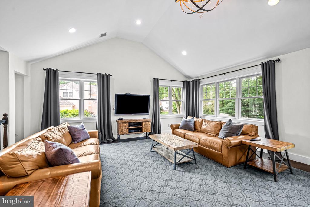 864 MONTEITH DRIVE