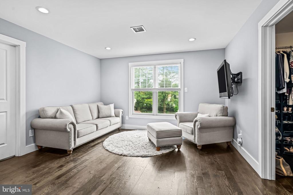 864 MONTEITH DRIVE