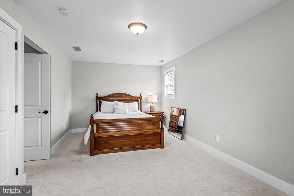 864 MONTEITH DRIVE