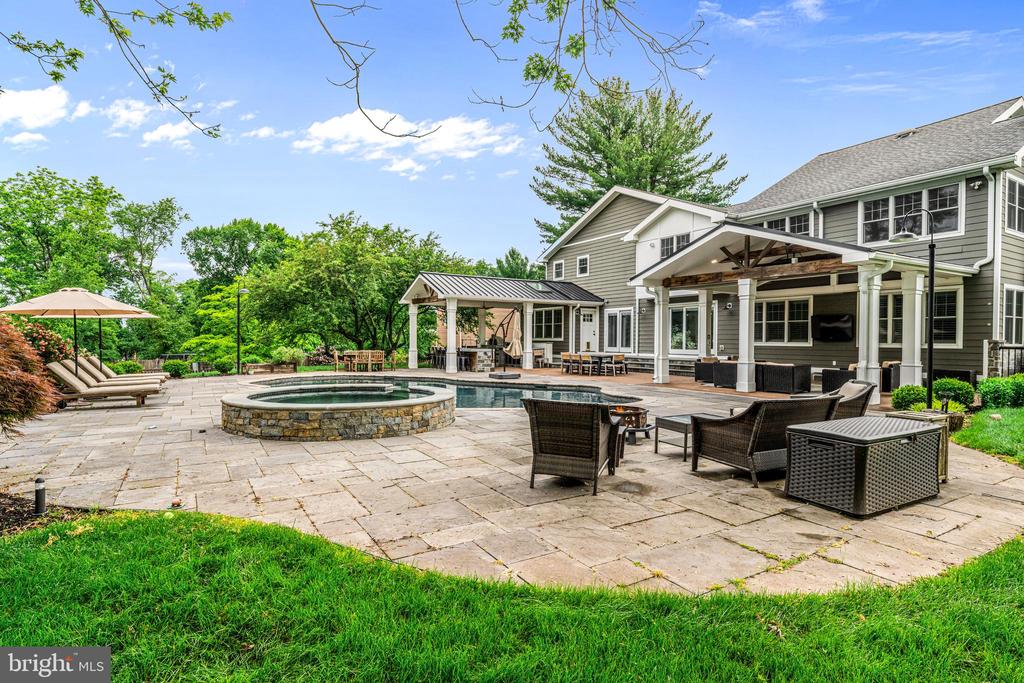 864 MONTEITH DRIVE