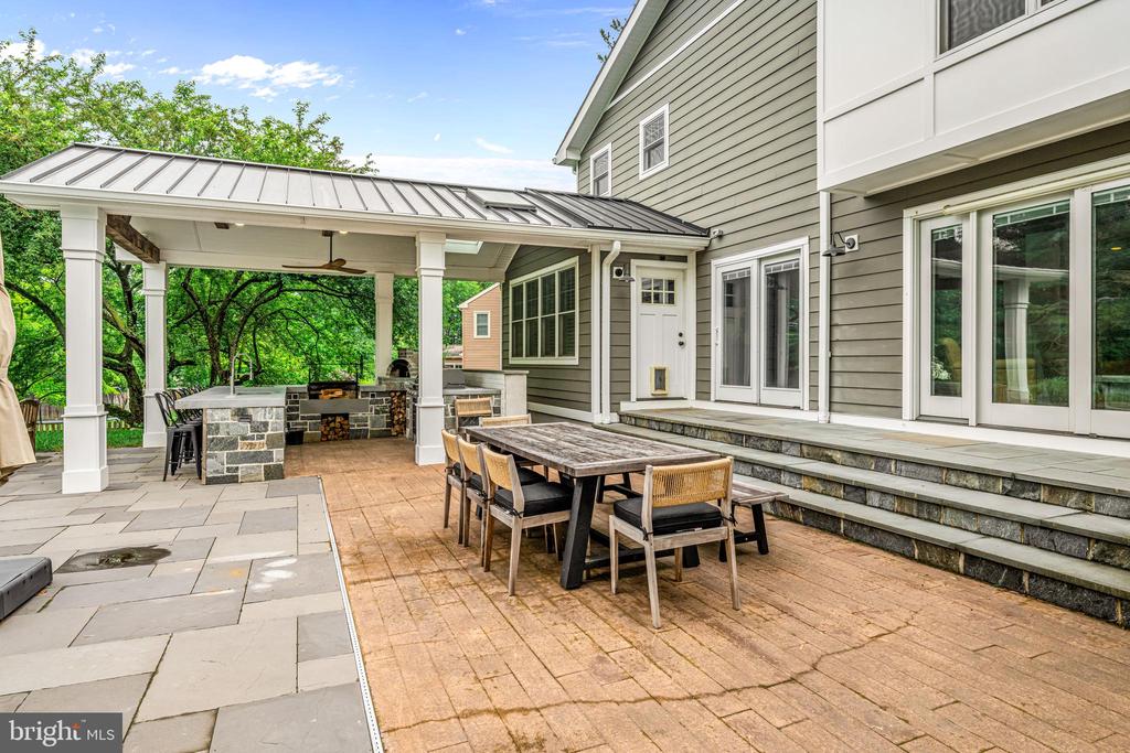 864 MONTEITH DRIVE