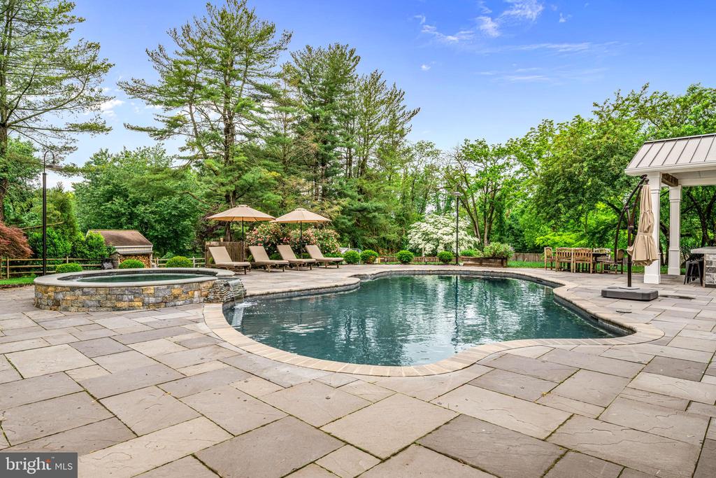 864 MONTEITH DRIVE