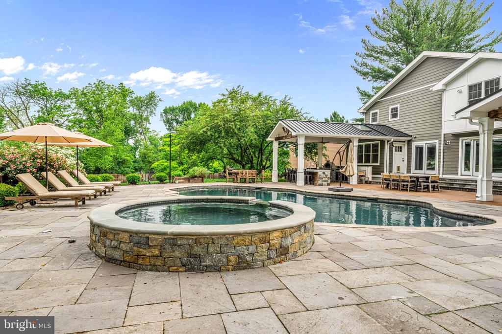 864 MONTEITH DRIVE