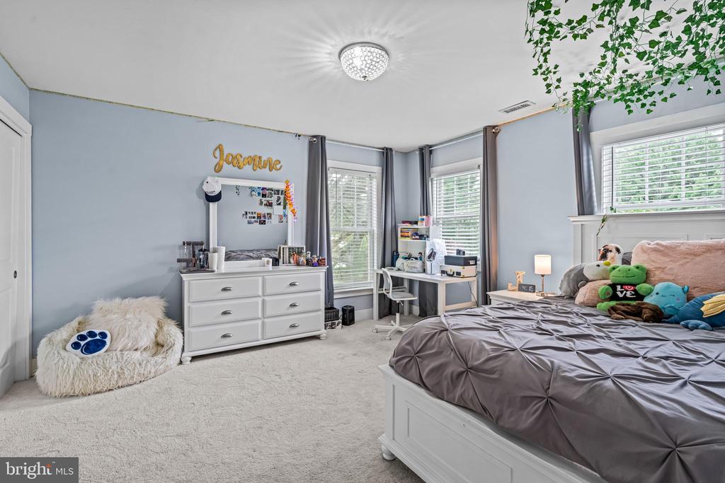 864 MONTEITH DRIVE