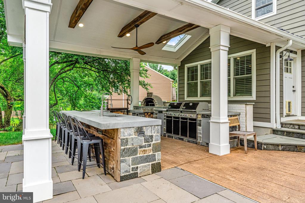 864 MONTEITH DRIVE