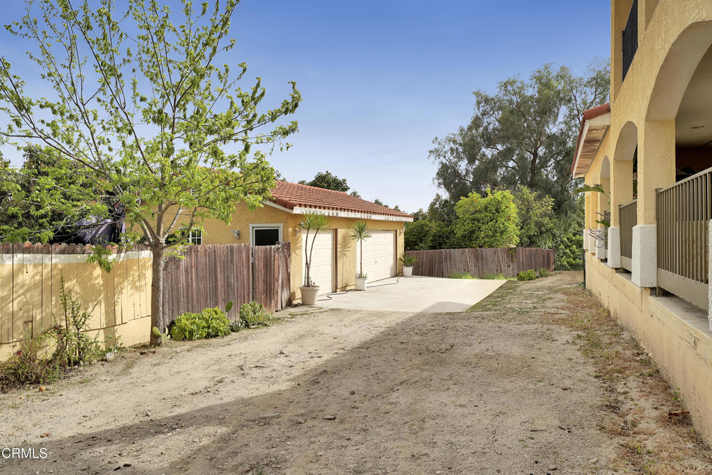 946 Oak Avenue