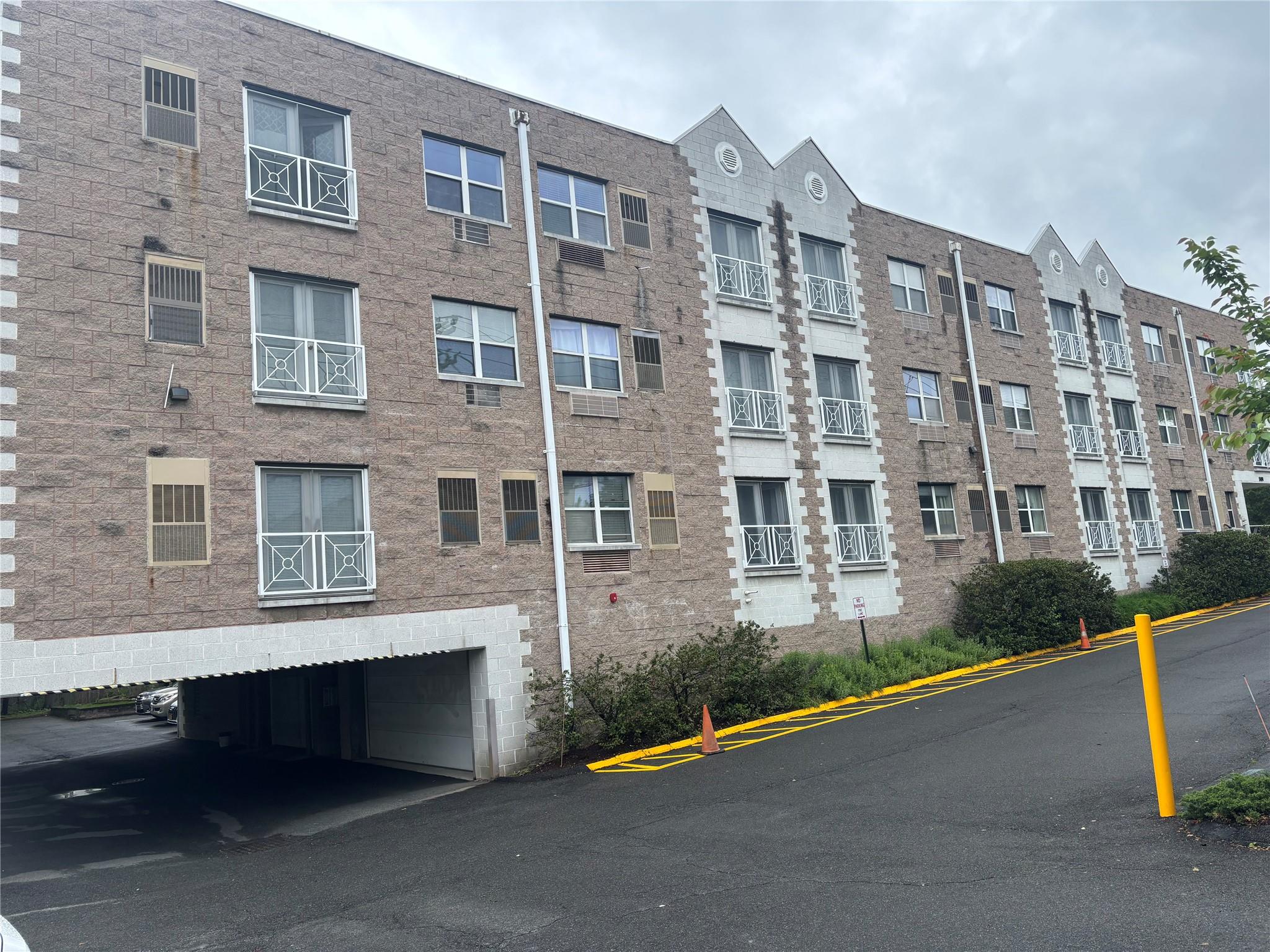 501 N Barry Avenue Unit: 2J