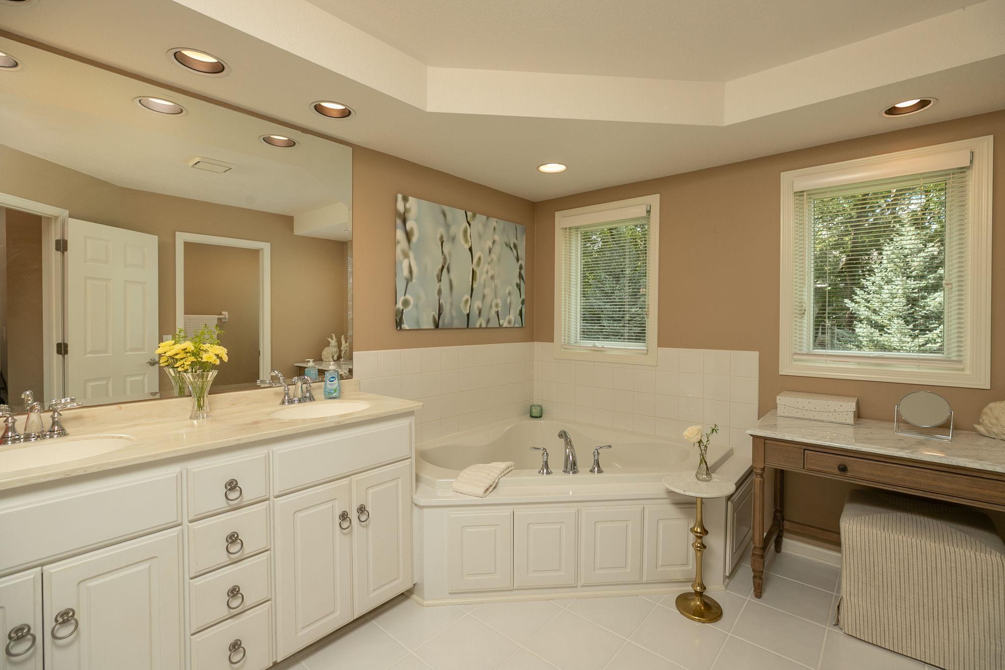 810 Foxcroft Circle SW