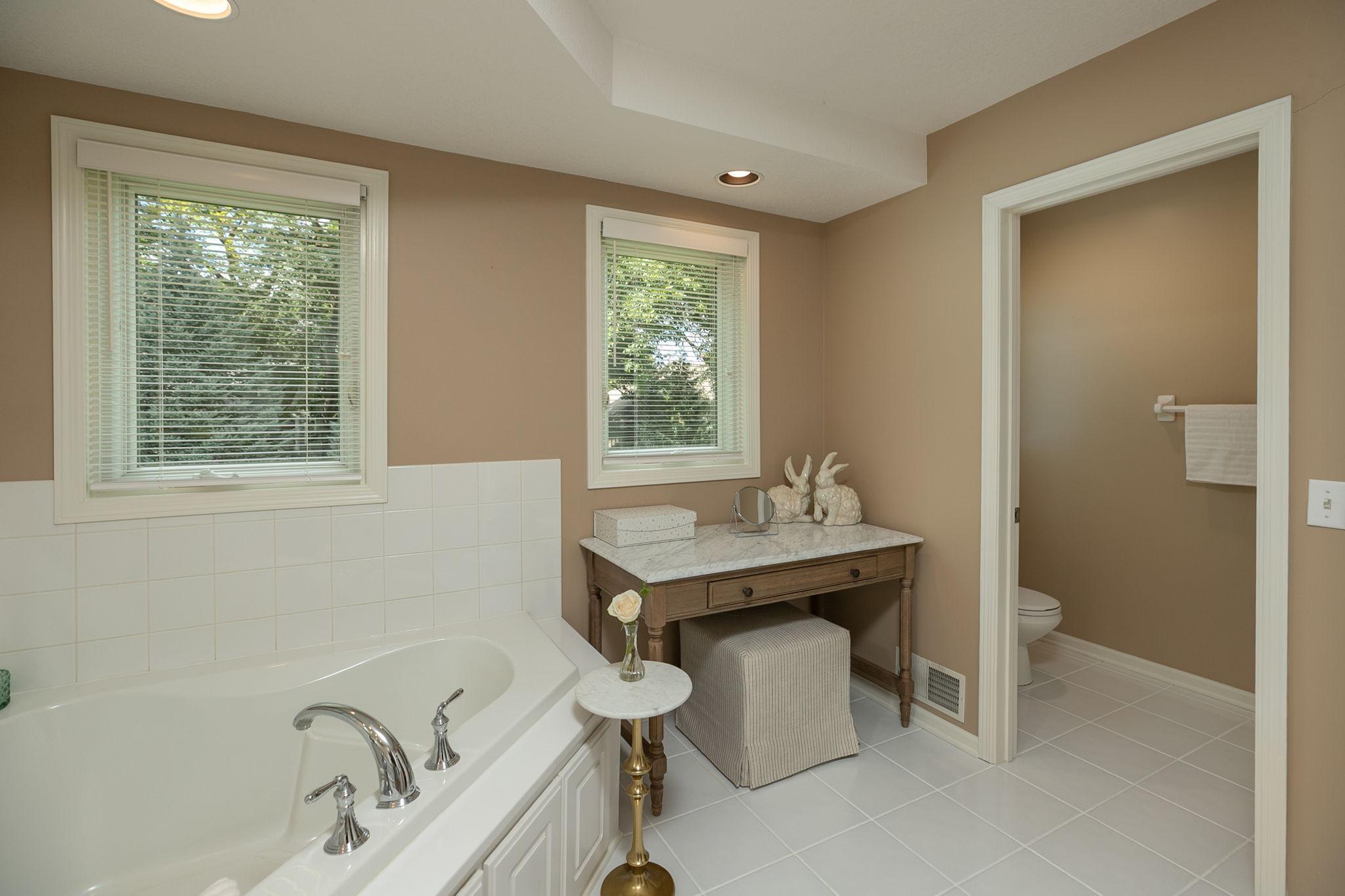 810 Foxcroft Circle SW