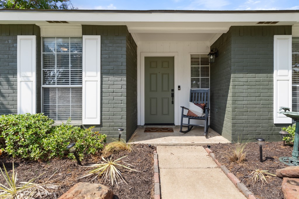 995 Little Den Drive