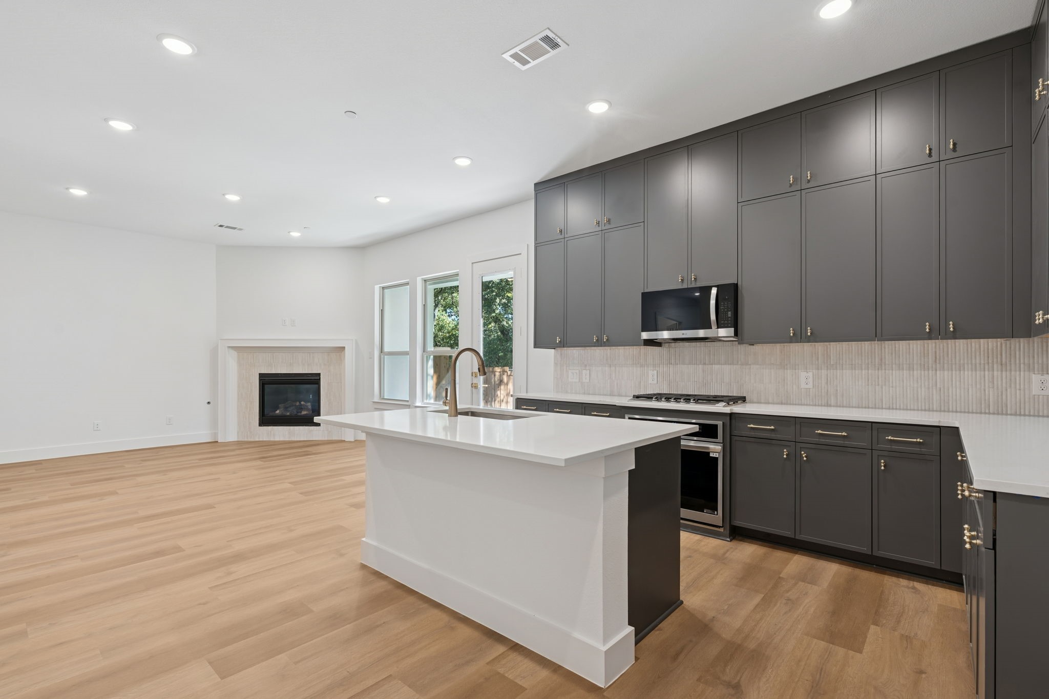 452 Waters Edge Drive 823